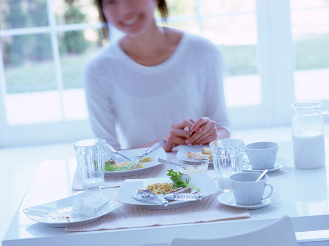 朝食する女性